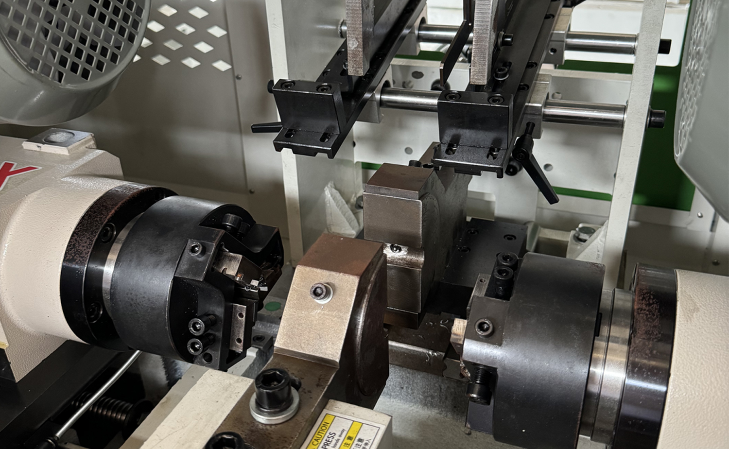 DEF680CNC সিরিজ ফাস্ট স্পিড সার্ভো ডাবল হেড টিউব চেমফারিং মেশিন DEF680CNC সিরিজ ফাস্ট স্পিড সার্ভো ডাবল হেড টিউব চেমফারিং মেশিন